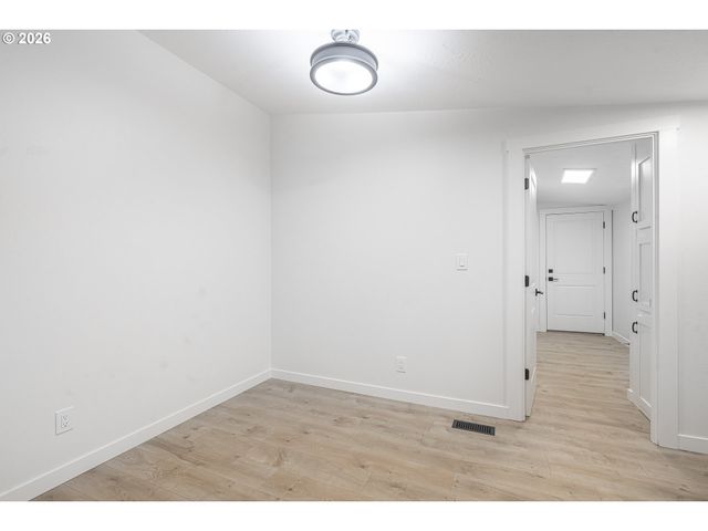 1282 E 3RD St, Lafayette, OR 97127