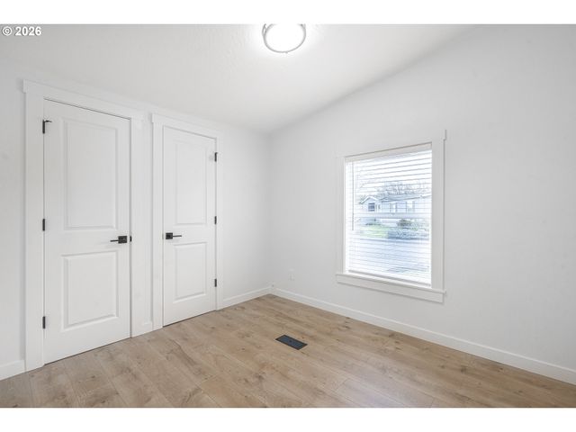 1282 E 3RD St, Lafayette, OR 97127