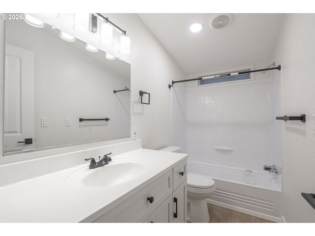 1282 E 3RD St, Lafayette, OR 97127