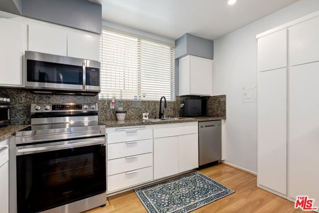 7270 Hillside Avenue 102, Los Angeles, CA 90046
