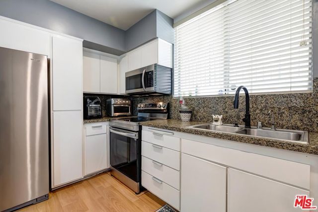 7270 Hillside Avenue 102, Los Angeles, CA 90046