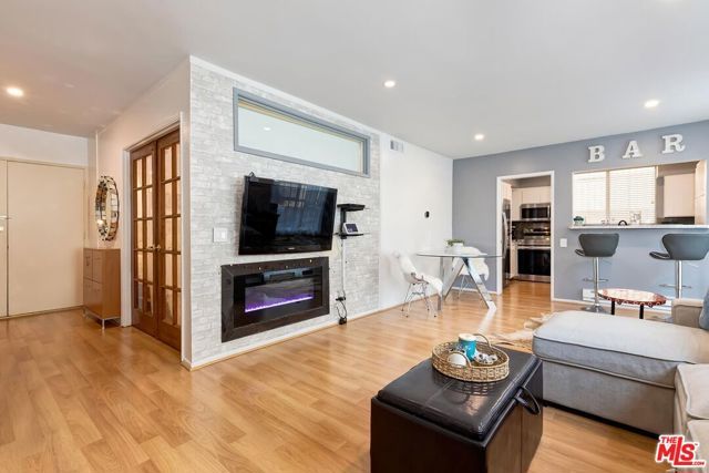 7270 Hillside Avenue 102, Los Angeles, CA 90046