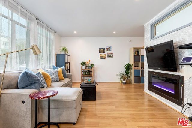7270 Hillside Avenue 102, Los Angeles, CA 90046