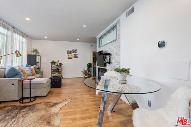 7270 Hillside Avenue 102, Los Angeles, CA 90046