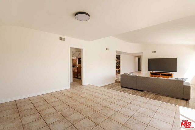 5121 Winnetka Avenue, Woodland Hills, CA 91364