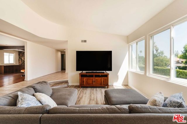 5121 Winnetka Avenue, Woodland Hills, CA 91364