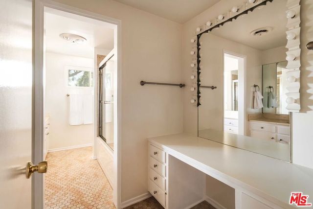 5121 Winnetka Avenue, Woodland Hills, CA 91364