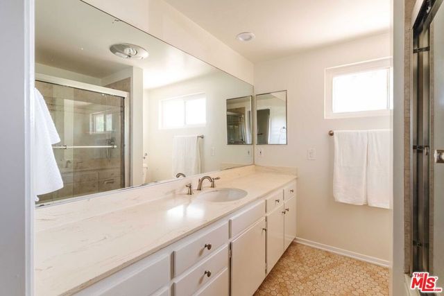 5121 Winnetka Avenue, Woodland Hills, CA 91364