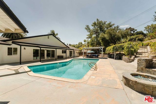 5121 Winnetka Avenue, Woodland Hills, CA 91364