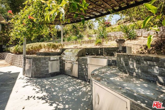 5121 Winnetka Avenue, Woodland Hills, CA 91364