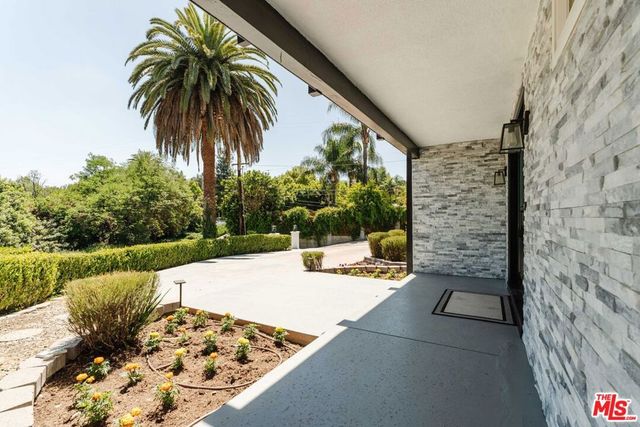 5121 Winnetka Avenue, Woodland Hills, CA 91364
