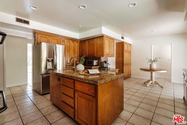 5121 Winnetka Avenue, Woodland Hills, CA 91364