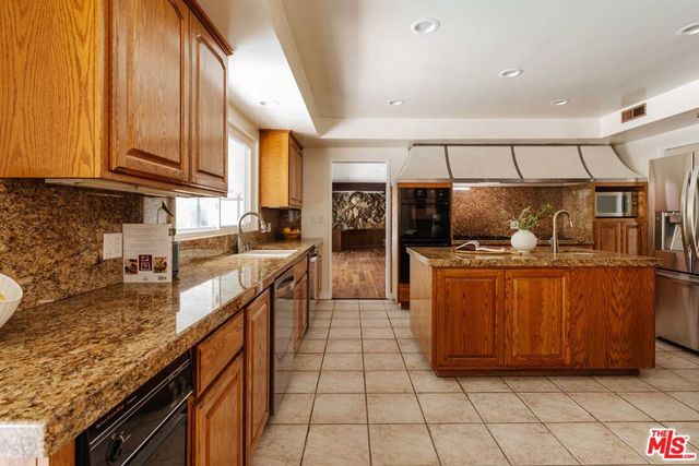 5121 Winnetka Avenue, Woodland Hills, CA 91364