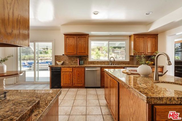 5121 Winnetka Avenue, Woodland Hills, CA 91364