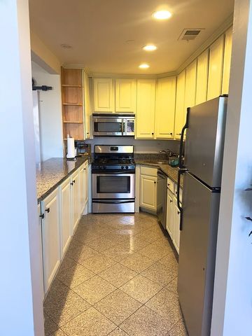 2501 W TOUHY Avenue 308, Chicago, IL 60645