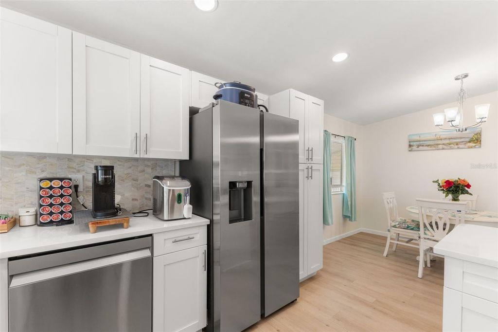 Image 11 of property listing at 7106 MOUNT ESSEX DRIVE NE 494, St Petersburg, FL 33702