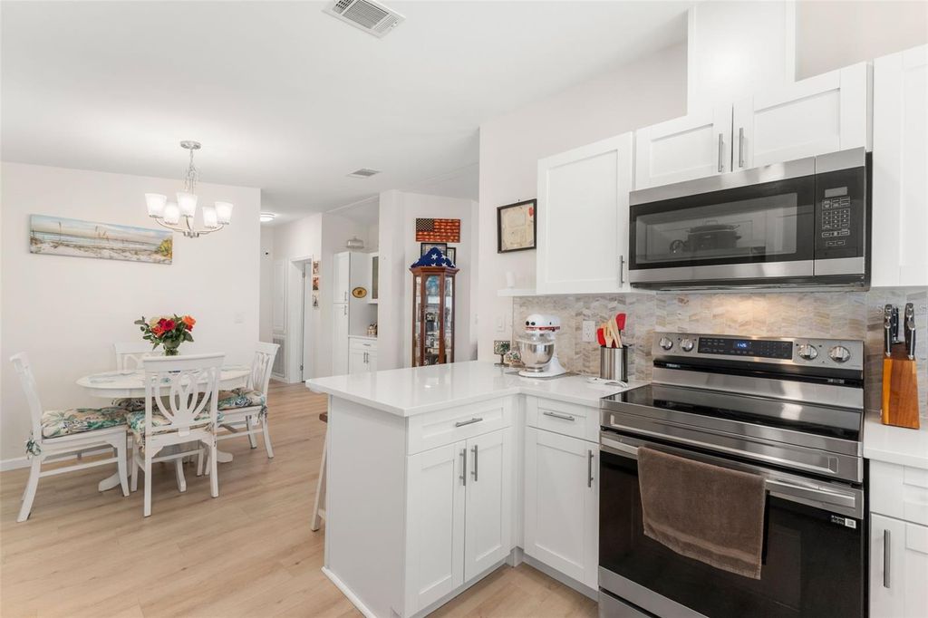 Image 12 of property listing at 7106 MOUNT ESSEX DRIVE NE 494, St Petersburg, FL 33702