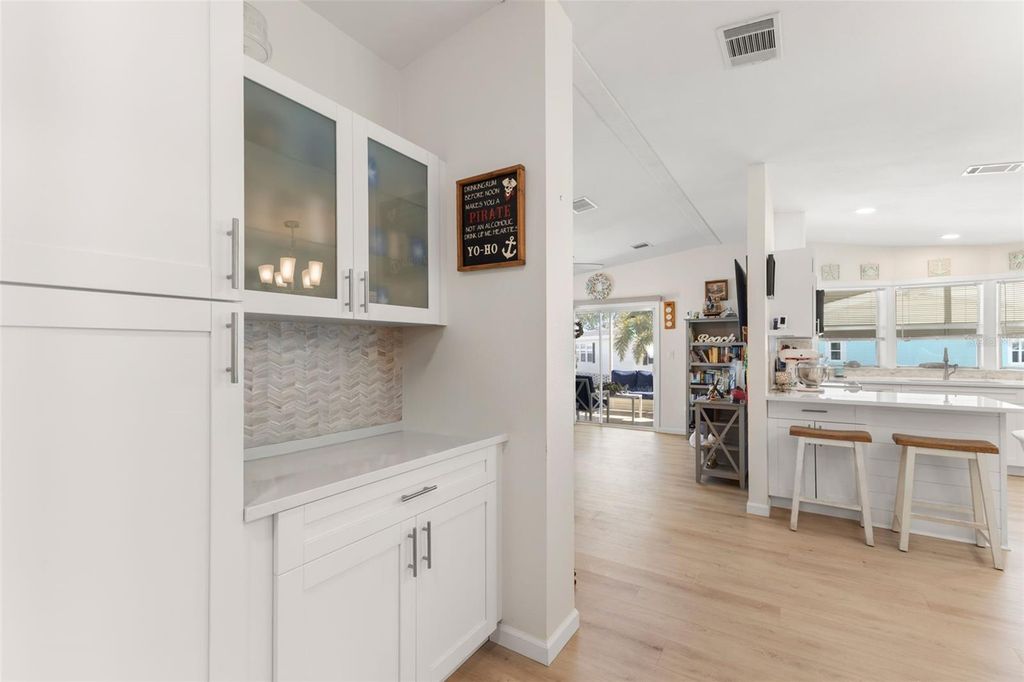 Image 15 of property listing at 7106 MOUNT ESSEX DRIVE NE 494, St Petersburg, FL 33702