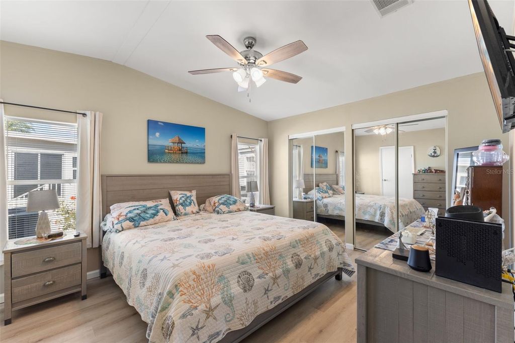 Image 16 of property listing at 7106 MOUNT ESSEX DRIVE NE 494, St Petersburg, FL 33702