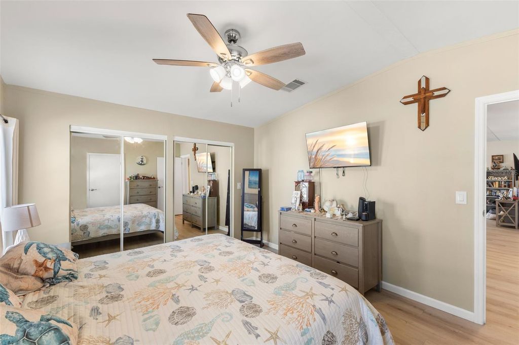 Image 17 of property listing at 7106 MOUNT ESSEX DRIVE NE 494, St Petersburg, FL 33702