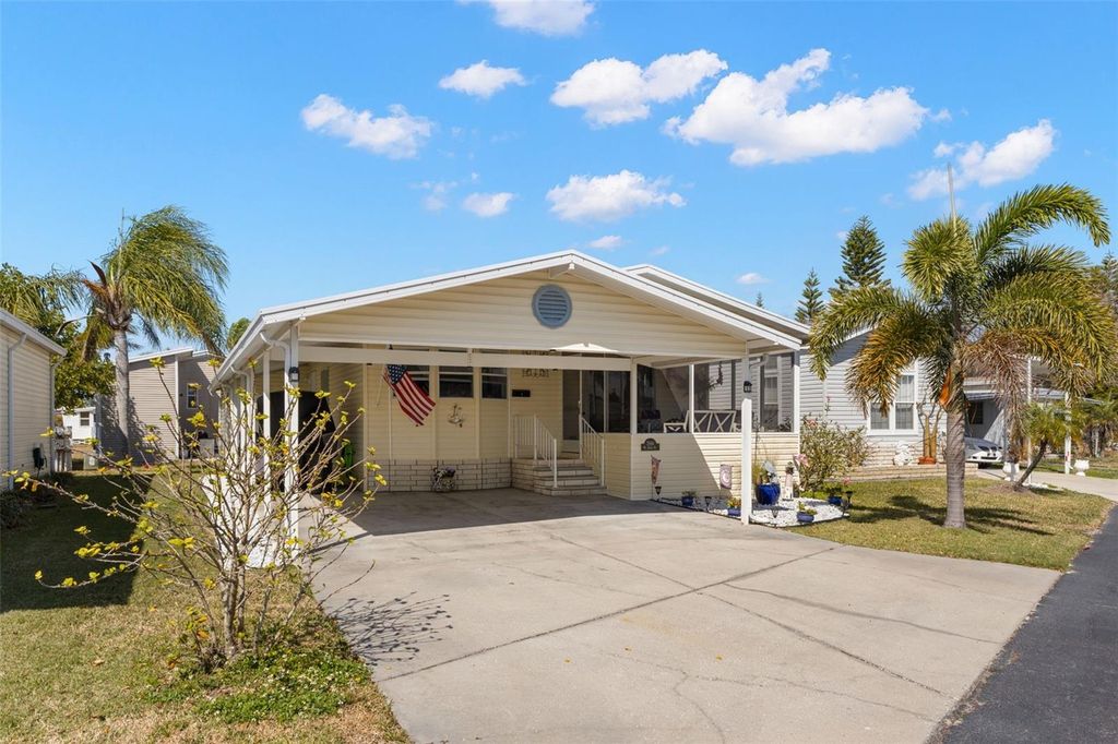 Image 3 of property listing at 7106 MOUNT ESSEX DRIVE NE 494, St Petersburg, FL 33702