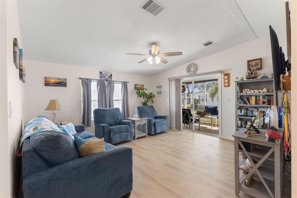 Image 5 of property listing at 7106 MOUNT ESSEX DRIVE NE 494, St Petersburg, FL 33702