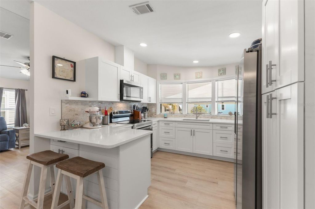 Image 8 of property listing at 7106 MOUNT ESSEX DRIVE NE 494, St Petersburg, FL 33702