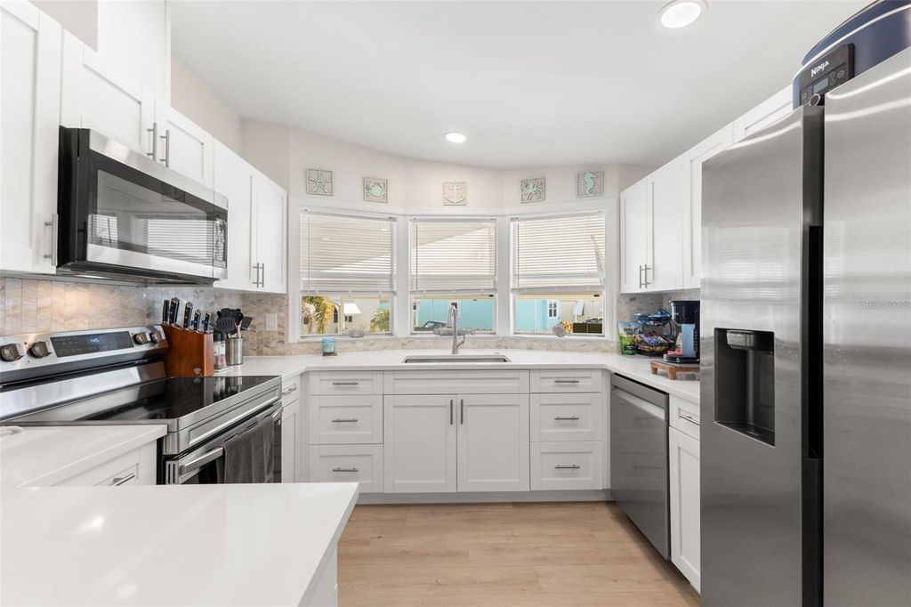 Image 10 of property listing at 7106 MOUNT ESSEX DRIVE NE 494, St Petersburg, FL 33702