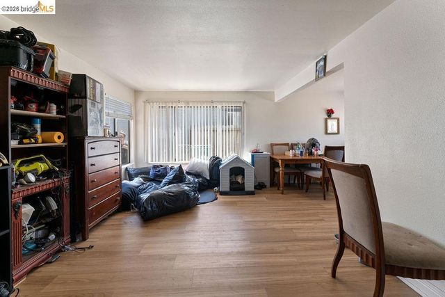 9833 Walnut St, Oakland, CA 94603