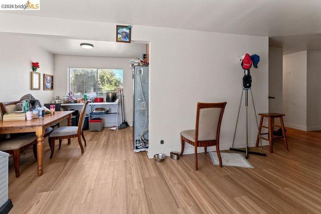 9833 Walnut St, Oakland, CA 94603