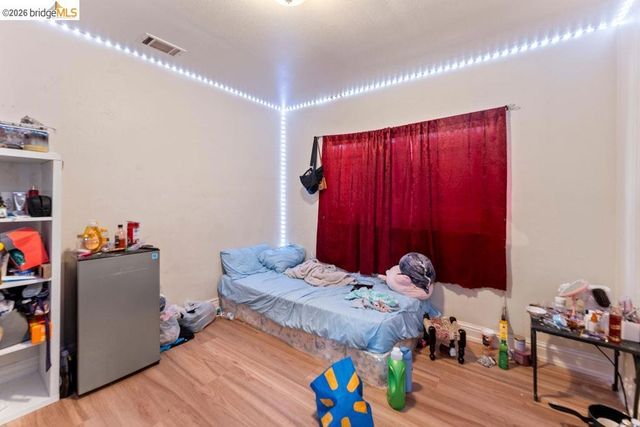 9833 Walnut St, Oakland, CA 94603