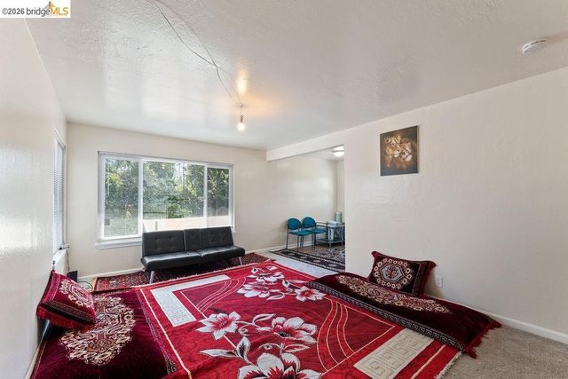 9833 Walnut St, Oakland, CA 94603