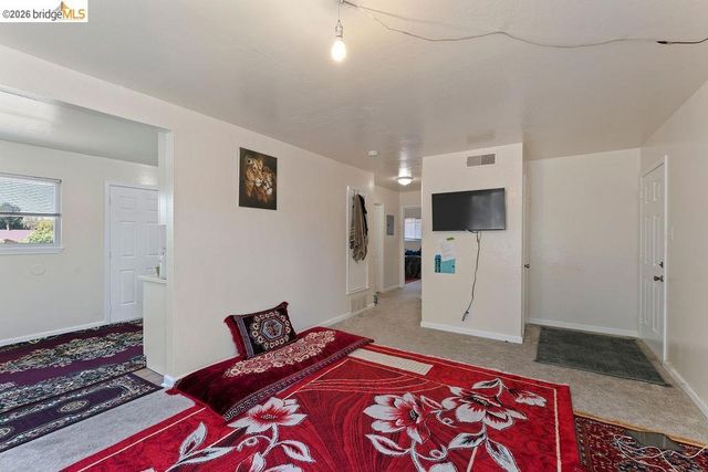 9833 Walnut St, Oakland, CA 94603