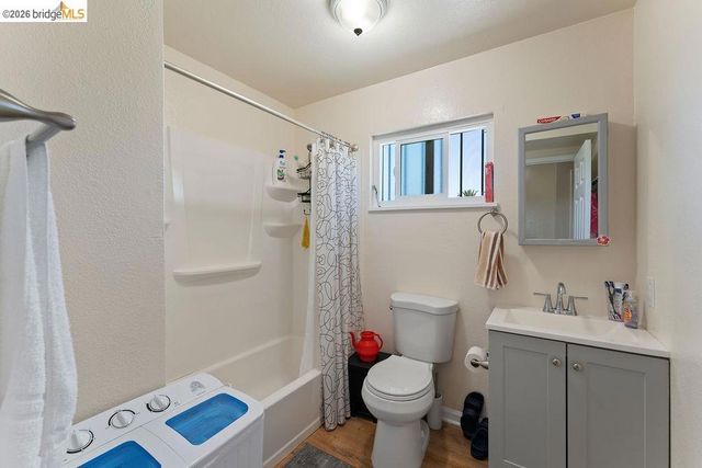 9833 Walnut St, Oakland, CA 94603
