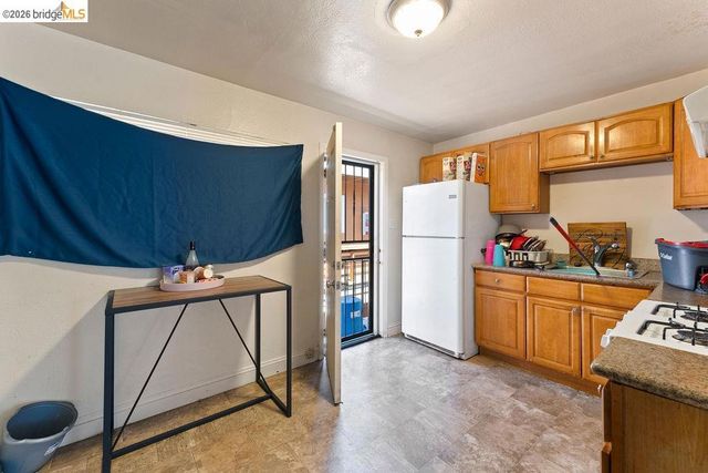9833 Walnut St, Oakland, CA 94603