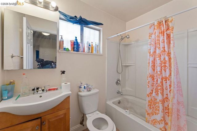 9833 Walnut St, Oakland, CA 94603
