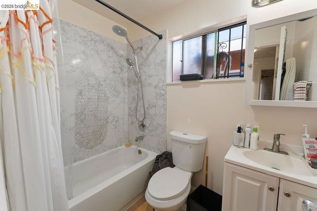 9833 Walnut St, Oakland, CA 94603