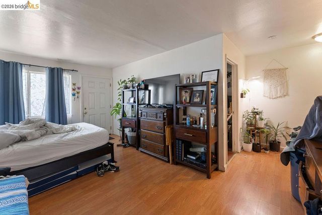 9833 Walnut St, Oakland, CA 94603