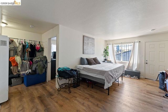 9833 Walnut St, Oakland, CA 94603