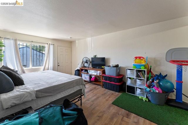 9833 Walnut St, Oakland, CA 94603