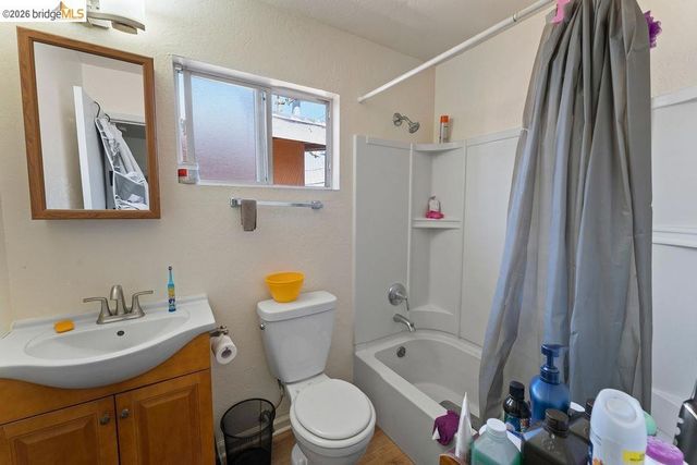 9833 Walnut St, Oakland, CA 94603