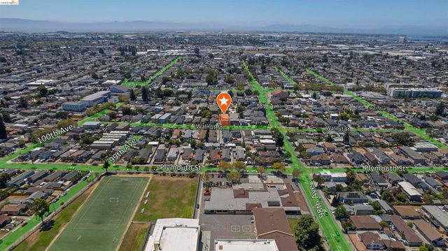9833 Walnut St, Oakland, CA 94603