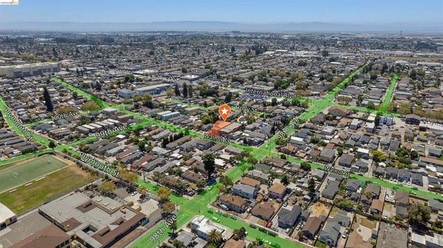 9833 Walnut St, Oakland, CA 94603