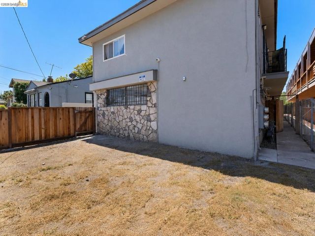 9833 Walnut St, Oakland, CA 94603