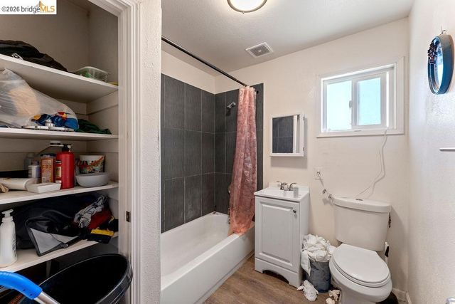 9833 Walnut St, Oakland, CA 94603