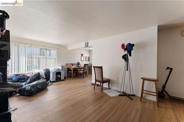 9833 Walnut St, Oakland, CA 94603