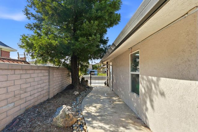 1058 Spring Meadow Dr, Manteca, CA 95336