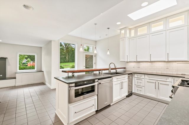 2501 Fuller Road, West Des Moines, IA 50265