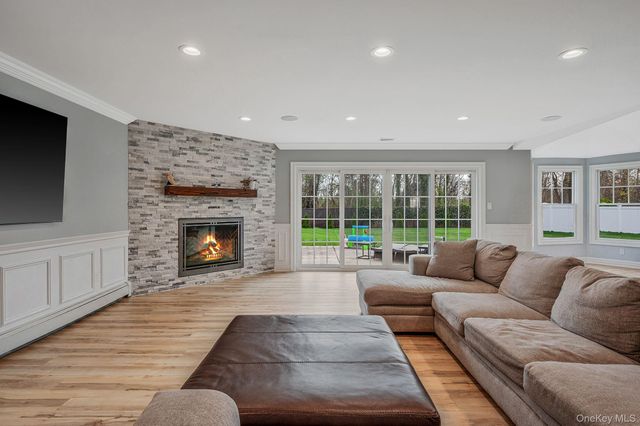 128 Pace Drive S, West Islip, NY 11795