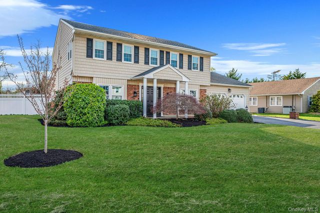 128 Pace Drive S, West Islip, NY 11795